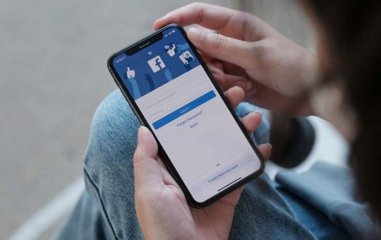 La schermata di login dell'app di Facebook. - Solofinanza.it