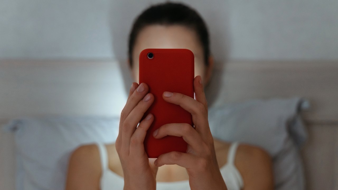 Smartphone a letto: un'abitudine ormai comune. - Solofinanza.it
