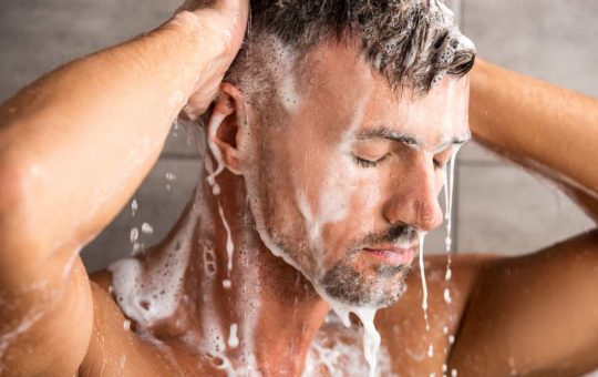 Ragazzo che si insapona mentre fa la doccia nel bagno - foto Depositphotos - Solofinanza.it
