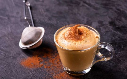 Crema caffè fredda in tazza di vetro - foto Depositphotos - Solofinanza.it