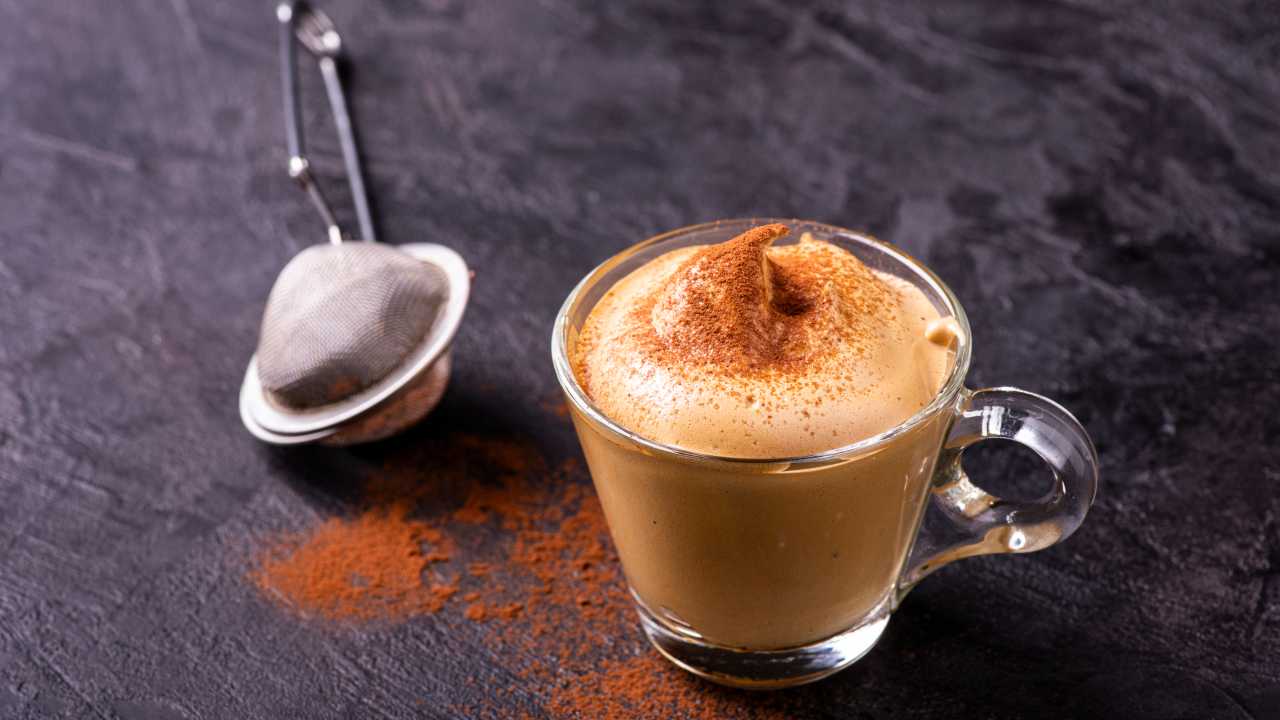 Crema caffè fredda in tazza di vetro - foto Depositphotos - Solofinanza.it