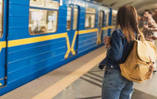 Ragazza aspetta il treno (Depositphotos) - solofinanza.it